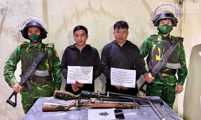 Bộ đội Biên phòng Sơn La bắt giữ 2 đối tượng tại xã Chiềng Khoong về hành vi tàng trữ trái phép 2 khẩu súng quân dụng và 50 viên đạn. (Ảnh: BẢO THỊNH)