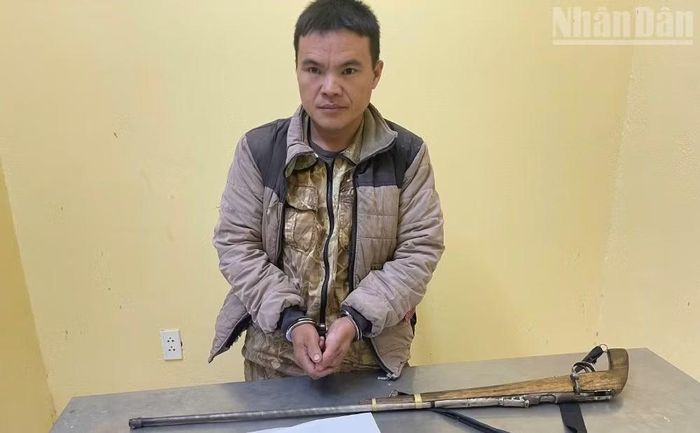 Đối tượng Vàng A Tủa, xã Mường Hung bị bắt giữ về hành vi tàng trữ trái phép vũ khí quân dụng. (Ảnh: QUỐC TUẤN)