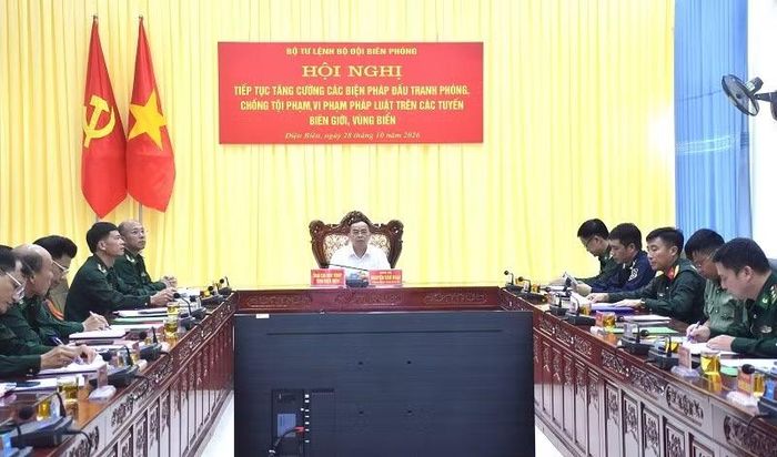 Đồng chí Nguyễn Văn Đoạt, Phó Chủ tịch Ủy ban nhân dân tỉnh Điện Biên cùng lãnh đạo, cán bộ Ban Chỉ huy Bộ đội Biên phòng tỉnh Điện Biên dự hội nghị trực tuyến triển khai đợt cao điểm đấu tranh chống tội phạm vi phạm pháp luật trên các tuyến biên giới do Bộ Tư lệnh Bộ đội Biên phòng tổ chức, chiều 28/10. (Ảnh: LÊ LAN)