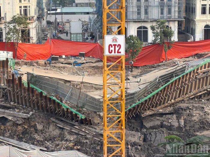 Trước đó dấu hiệu sụt lún xuất hiện, chủ công trường xây dựng có đổ bê-tông ngăn chặn nhưng không hiệu quả.