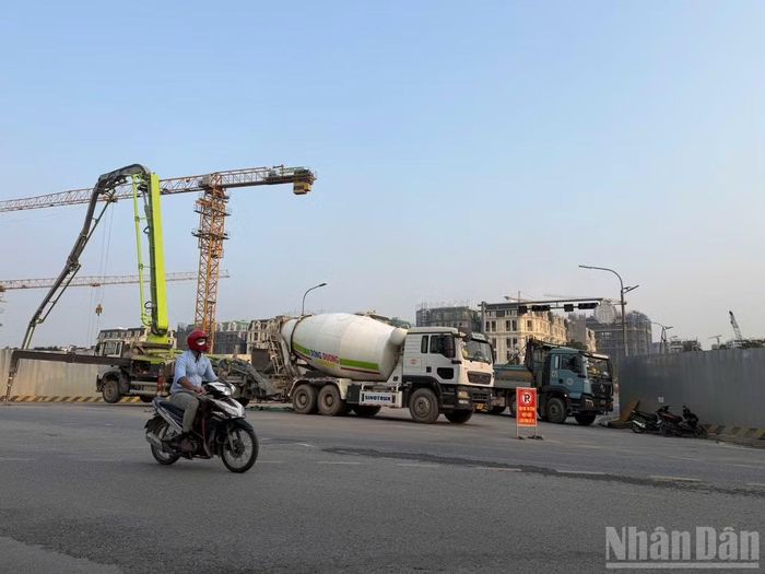 Đơn vị thi công đặt biển cảnh báo tại khu vực đường sụt lún. Ảnh chụp chiều 28/10.