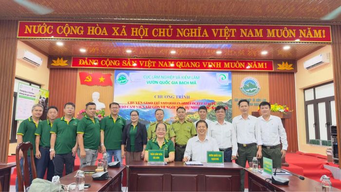 Hai bên thực hiện nghi thức chuyển giao tại chương trình. (Ảnh: Thảo cầm viên Sài Gòn cung cấp).