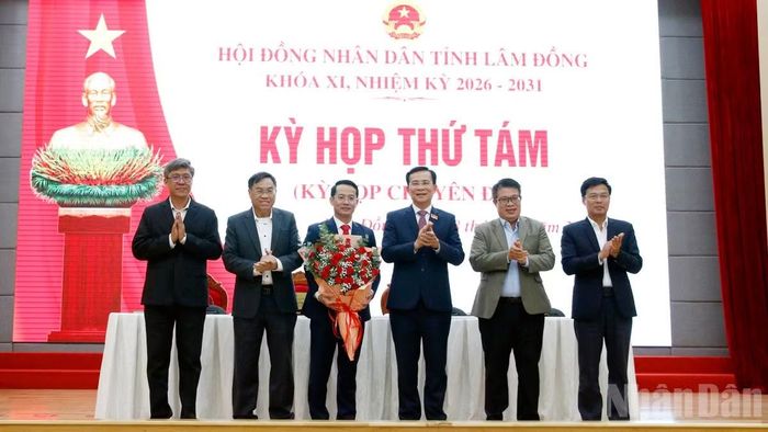 Chủ tịch và các Phó Chủ tịch Ủy ban nhân dân tỉnh Lâm Đồng khóa XI, nhiệm kỳ 2026-2031, chúc mừng đồng chí Nguyễn Bá Út được bầu giữ chức Phó Chủ tịch Ủy ban nhân dân tỉnh. (Ảnh: BẢO VĂN)