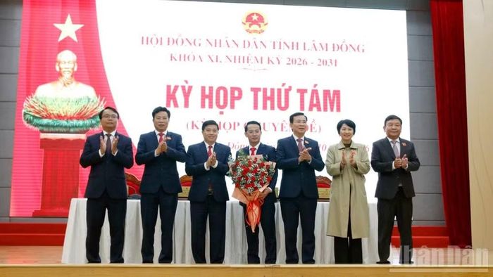 Các đồng chí Thường trực Tỉnh ủy Lâm Đồng chúc mừng đồng chí Nguyễn Bá Út, Giám đốc Sở Công thương được bầu giữ chức Phó Chủ tịch Ủy ban nhân dân tỉnh Lâm Đồng. (Ảnh: BẢO VĂN)