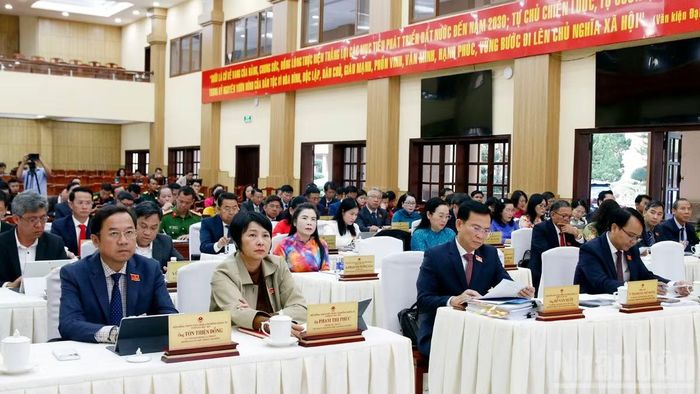 Đại biểu tham dự kỳ họp. (Ảnh: BẢO VĂN)