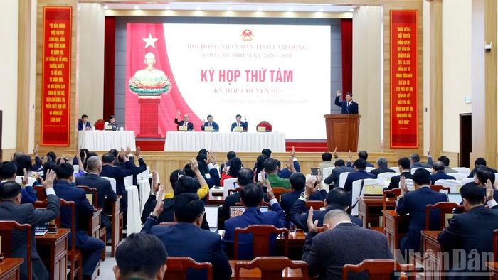 Các đại biểu biểu quyết thông qua nghị quyết bầu chức danh Phó Chủ tịch Ủy ban nhân dân tỉnh Lâm Đồng khóa XI, nhiệm kỳ 2026-2031. (Ảnh: BẢO VĂN)