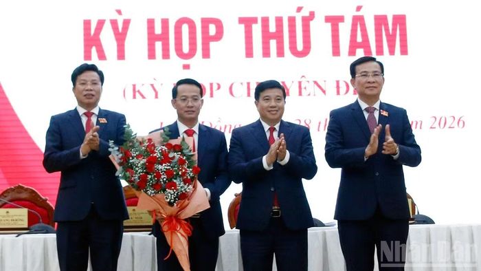 Bí thư Tỉnh ủy Lâm Đồng Y Thanh Hà Niê Kđăm, Chủ tịch Ủy ban nhân dân tỉnh Hồ Văn Mười và Chủ tịch Hội đồng nhân dân tỉnh Lưu Văn Trung chúc mừng đồng chí Nguyễn Bá Út, Giám đốc Sở Công thương được bầu giữ chức Phó Chủ tịch Ủy ban nhân dân tỉnh Lâm Đồng. (Ảnh: BẢO VĂN)