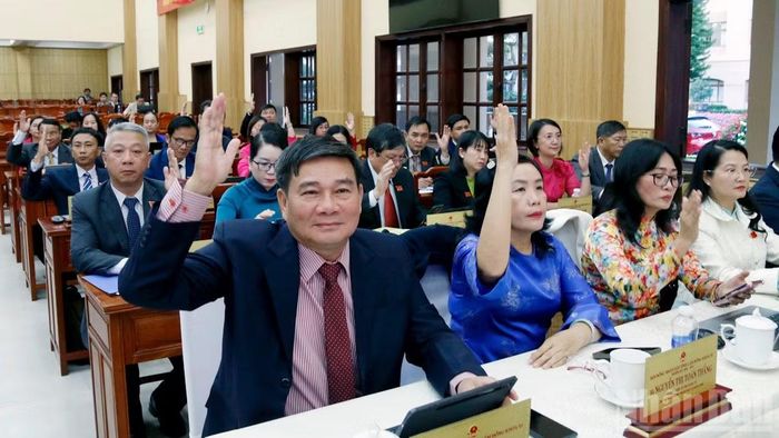 Đại biểu biểu quyết thông qua các nghị quyết tại kỳ họp. (Ảnh: BẢO VĂN)