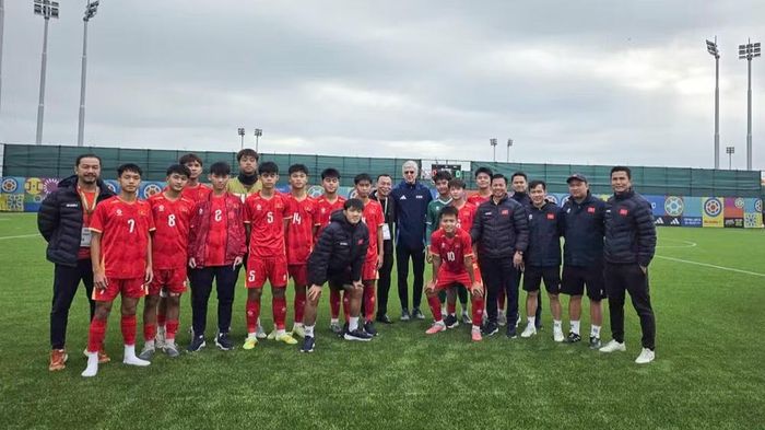 Đội tuyển U15 Việt Nam chụp hình cùng ông Trần Quốc Tuấn và ông Arsène Wenger. (Ảnh: VFF)