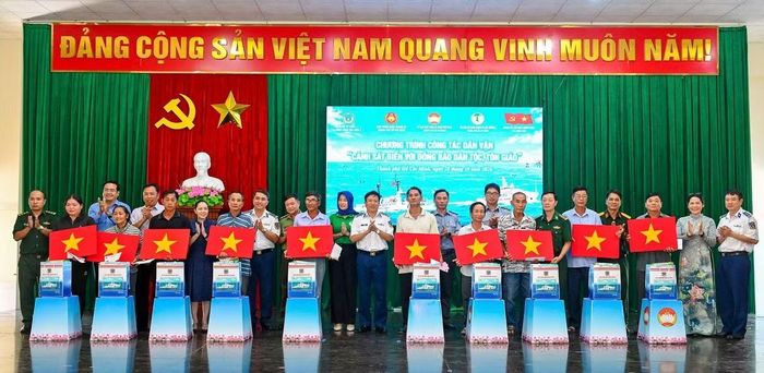 Tặng quà cho đồng bào dân tộc thiểu số, tôn giáo xã Long Hải. (Ảnh: Cảnh sát biển cung cấp).