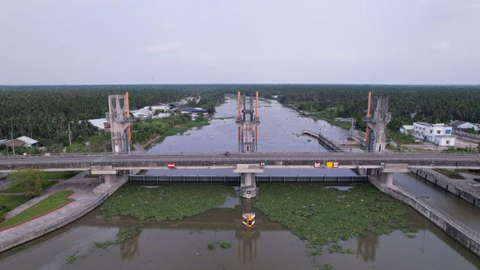 Cống Cái Bé phối hợp vận hành 2/2 cửa van để hỗ trợ tiêu úng. (Ảnh: Anh Trường)