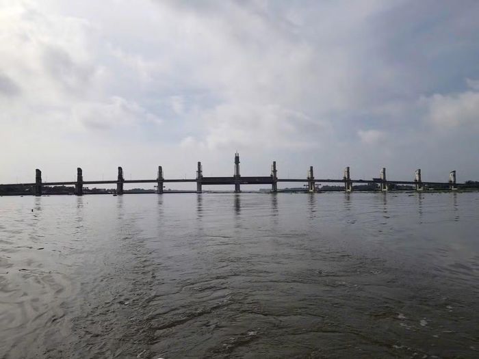 Cống Cái Lớn đang vận hành đóng 9/11 cửa van để hỗ trợ tiêu úng trong đợt triều cường đầu tháng 10/2026. (Ảnh: Anh Trường)