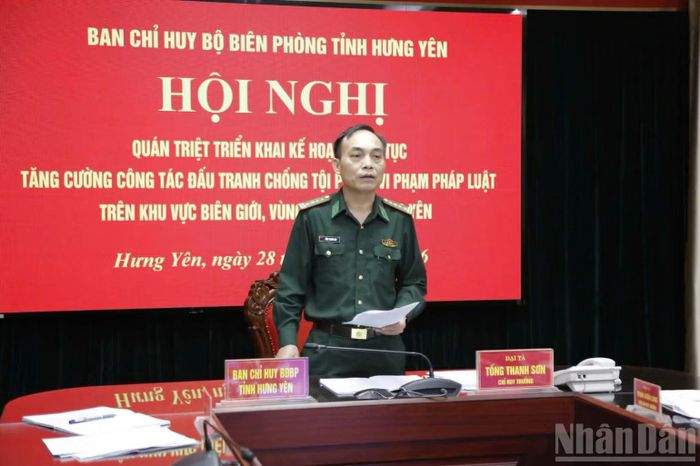 Đại tá Tống Thanh Sơn, Chỉ huy trưởng Ban Chỉ huy Bộ đội biên phòng tỉnh Hưng Yên yêu cầu các đơn vị đồng loạt xuất phát thực hiện nhiệm vụ từ 21 giờ ngày hôm nay. (Ảnh: MAI TÚ)