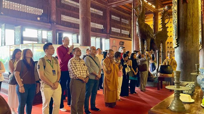 Các đại biểu tham quan tại chùa Bái Đính. (Ảnh: YẾN TRINH)