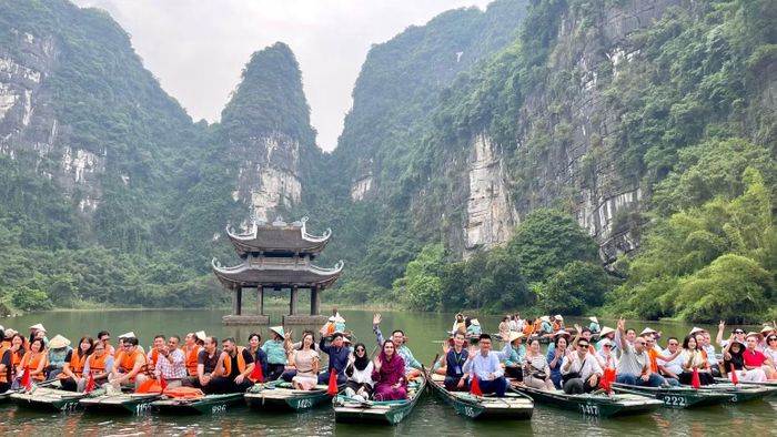 Các đại biểu ấn tượng trước vẻ đẹp cảnh quan của Di sản Tràng An. (Ảnh: YẾN TRINH)