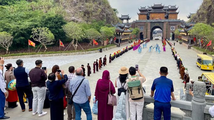 Các đại biểu thưởng thức chương trình nhã nhạc cung đình tại Khu du lịch Thung Ui. (Ảnh: YẾN TRINH)