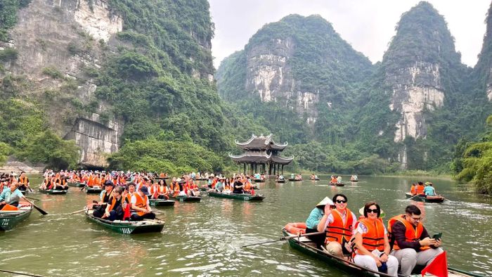 Các đại biểu tham quan tuyến 3 của Tràng An. (Ảnh: YẾN TRINH)