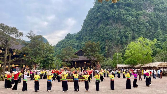 Nhiều hoạt động giao lưu văn hóa tại chương trình. (Ảnh: YẾN TRINH)