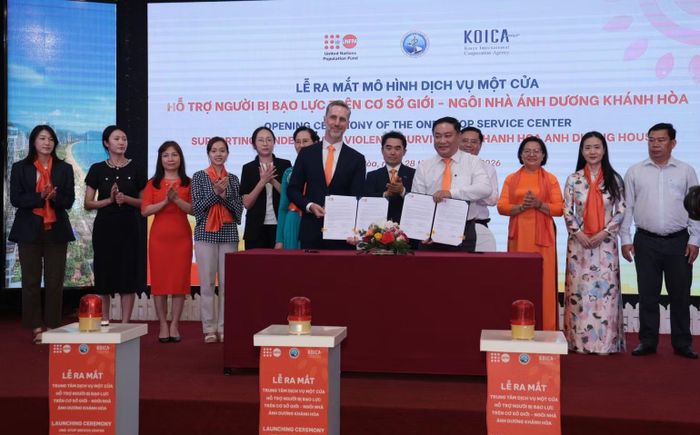 Ông Matt Jackson, Trưởng đại diện UNFPA tại Việt Nam và ông Trịnh Ngọc Hiệp, Phó Giám đốc Sở Y tế tỉnh Khánh Hòa, ký kết bàn giao Ngôi nhà Ánh Dương Khánh Hòa. (Ảnh UNFPA)