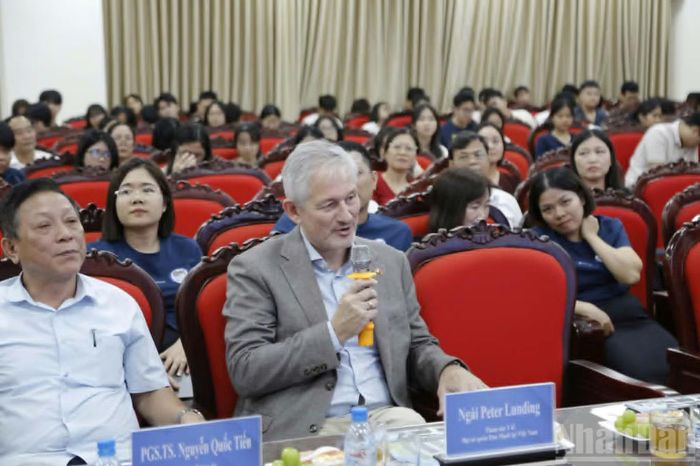 Ông Peter Lunding, Tham tán Y tế Đại sứ quán Đan Mạch tại Việt Nam trao đổi tại hội thảo. (Ảnh: MAI TÚ)