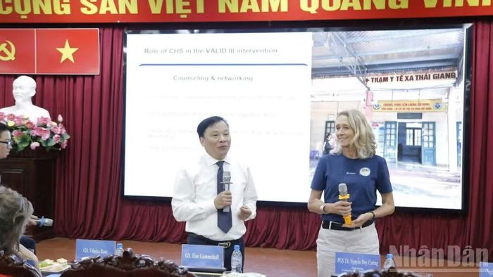 Các đại biểu trao đổi tại hội thảo. (Ảnh: MAI TÚ)