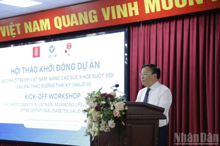 Nhà giáo Ưu tú, Phó Giáo sư, Tiến sĩ Nguyễn Duy Cường, Hiệu trưởng Trường đại học Y Dược Thái Bình phát biểu tại hội thảo. (Ảnh: MAI TÚ)