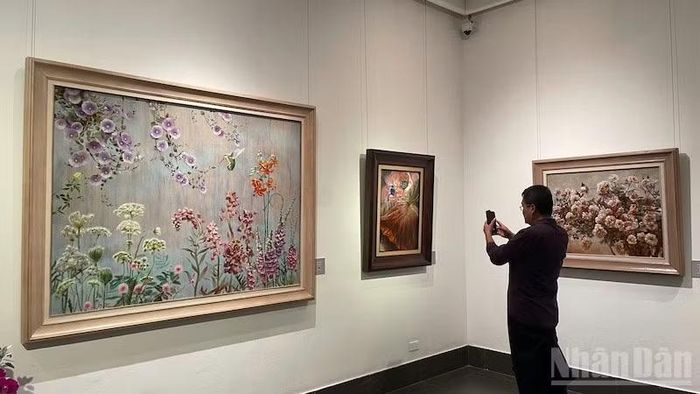 Khách tham quan tác phẩm trong buổi khai mạc.