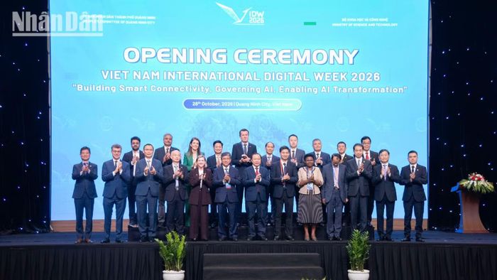 Các đại biểu tại lễ bế mạc Hội nghị bàn tròn Bộ trưởng thuộc Tuần lễ Số quốc tế Việt Nam 2026. Ảnh: MINH DUY