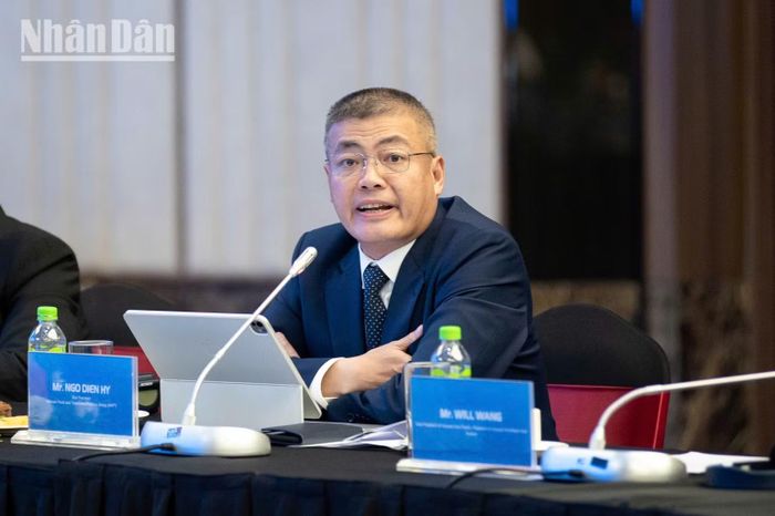 Phó Tổng Giám đốc Tập đoàn Bưu chính Viễn thông Việt Nam (VNPT) Ngô Diên Hy chia sẻ các phương pháp hỗ trợ dịch chuyển nhanh hơn từ dự án thử nghiệm sang vận hành thực tế. Ảnh: MINH DUY