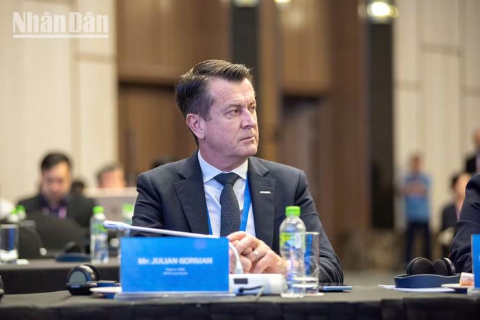 Giám đốc khu vực châu Á-Thái Bình Dương của Hiệp hội Di động toàn cầu (GSMA) Julian Gorman khẳng định các tham vọng quốc gia số của Việt Nam phụ thuộc trực tiếp việc người dân có niềm tin đối với các dịch vụ số sử dụng hằng ngày. Ảnh: MINH DUY