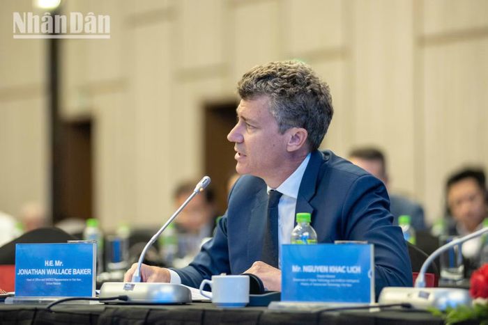 Trưởng Đại diện UNESCO tại Việt Nam Jonathan Wallace Baker ghi nhận bước chuyển nhanh của hệ sinh thái AI Việt Nam từ thử nghiệm sang triển khai quy mô lớn. Ảnh: MINH DUY