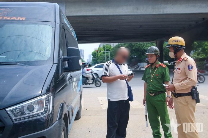 Lực lượng chức năng kiểm tra xe ô tô kinh doanh vận tải hành khách theo hợp đồng tại Hà Nội. Ảnh: PHẠM HƯNG
