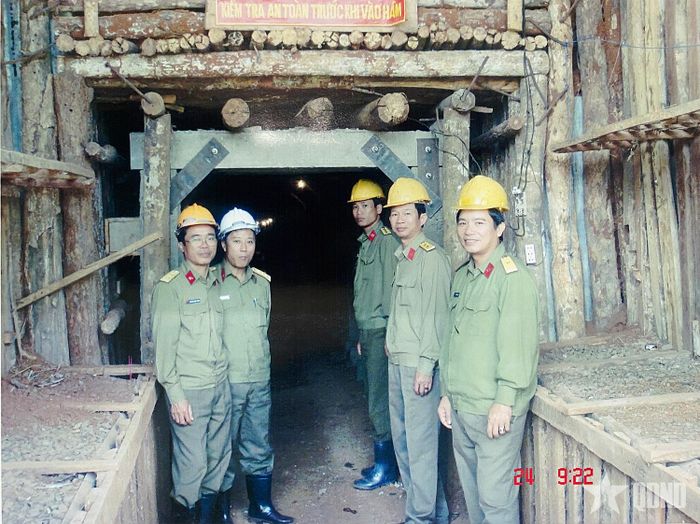 Cán bộ công trình quốc phòng kiểm tra công trình sở chỉ huy Quân khu 5, năm 2005. Ảnh do đơn vị cung cấp 