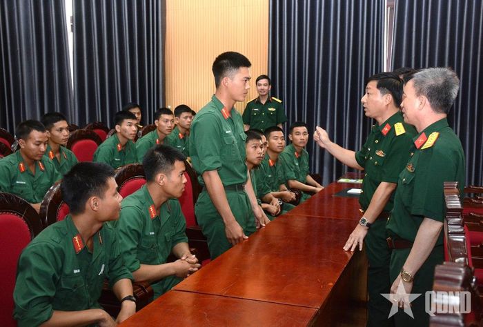 Đoàn khảo sát Đề án 1496 tìm hiểu nhu cầu việc làm của chiến sĩ năm thứ hai tại Lữ đoàn 490, Bộ tư lệnh Pháo binh - Tên lửa (tháng 6-2026).
