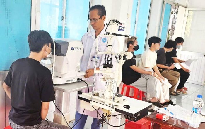 Khám sức khỏe nghĩa vụ quân sự tại tỉnh Bình Phước năm 2025 (nay là tỉnh Đồng Nai). Ảnh: qdnd.vn