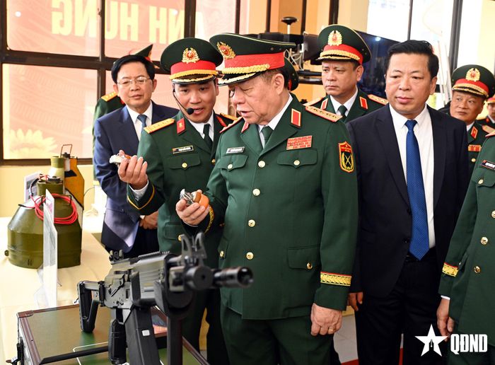 Đại tướng Nguyễn Trọng Nghĩa và các đại biểu tham quan các sản phẩm khoa học-công nghệ tiêu biểu của Học viện.