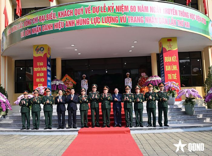 Đại tướng Nguyễn Trọng Nghĩa và các đại biểu tại Học viện Kỹ thuật Quân sự.