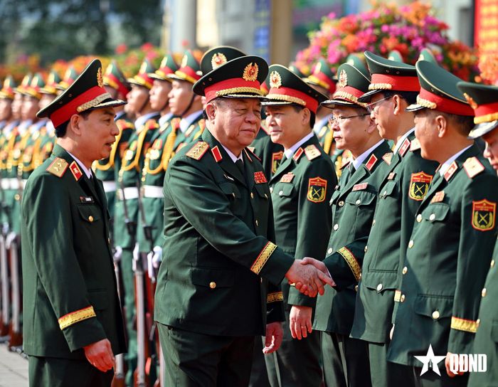 Lãnh đạo Học viện Kỹ thuật Quân sự đón Đại tướng Nguyễn Trọng Nghĩa.
