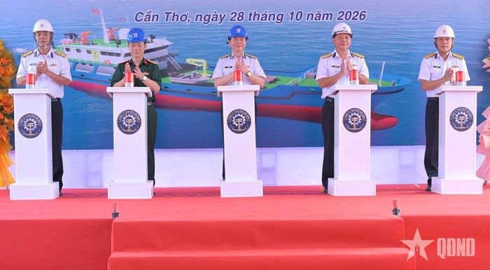 Các đại biểu thực hiện nghi thức khởi công.  