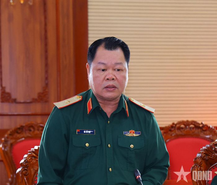 Thiếu tướng Hà Tất Đạt, Phó tư lệnh Quân khu 3 báo cáo tại buổi làm việc với lãnh đạo Bộ Quốc phòng. 