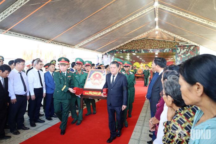   Các đại biểu đưa liệt sĩ về nơi an nghỉ.