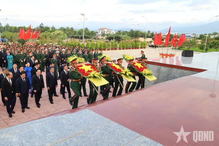  Các đại biểu dâng hoa tưởng nhớ các anh hùng liệt sĩ.