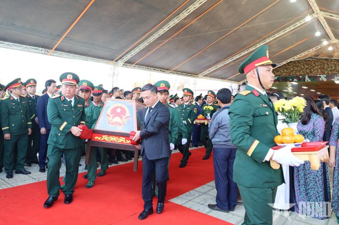   Lãnh đạo tỉnh Khánh Hòa và Quân khu 5 đưa liệt sĩ về nơi an nghỉ. 