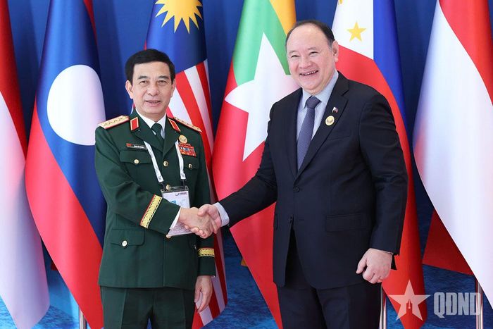 Đại tướng Phan Văn Giang và Bộ trưởng Bộ Quốc phòng Philippines Gilberto Teodoro.
