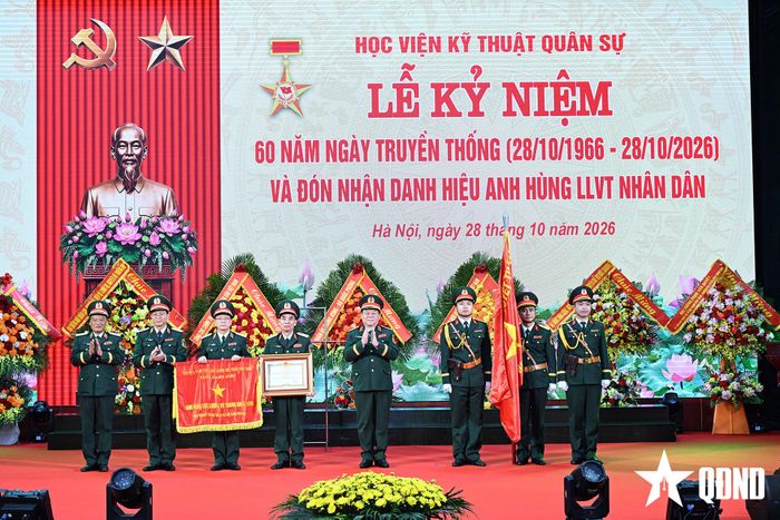  Thừa ủy quyền của Chủ tịch nước, Đại tướng Nguyễn Trọng Nghĩa trao danh hiệu Anh hùng LLVT nhân dân tặng Học viện Kỹ thuật Quân sự. 
