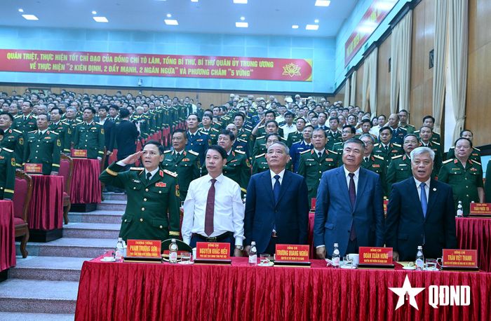 Các đại biểu thực hiện nghi lễ chào cờ. 