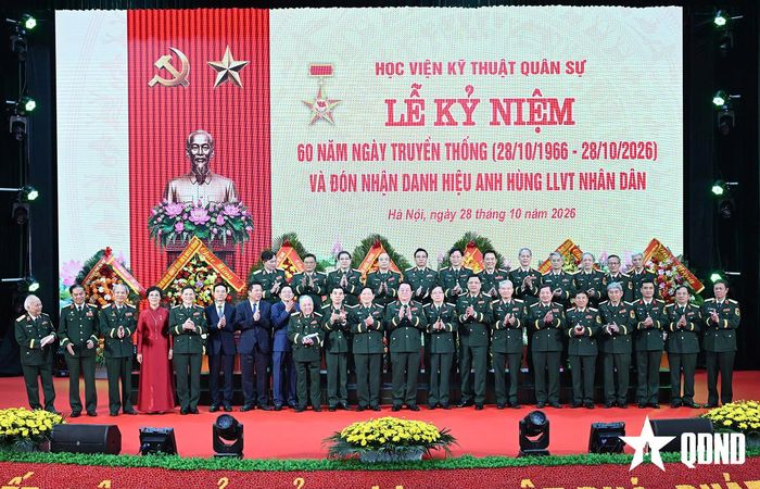 Đại tướng Nguyễn Trọng Nghĩa và các đại biểu tại buổi lễ.