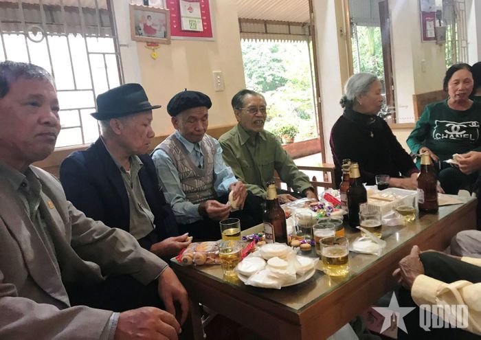  Ông Nguyễn Đình Cát (ngồi thứ tư, từ trái sang) trong một buổi sinh hoạt của cựu giáo chức khu vực Cộng Hòa (xã An Phú, TP Hải Phòng).