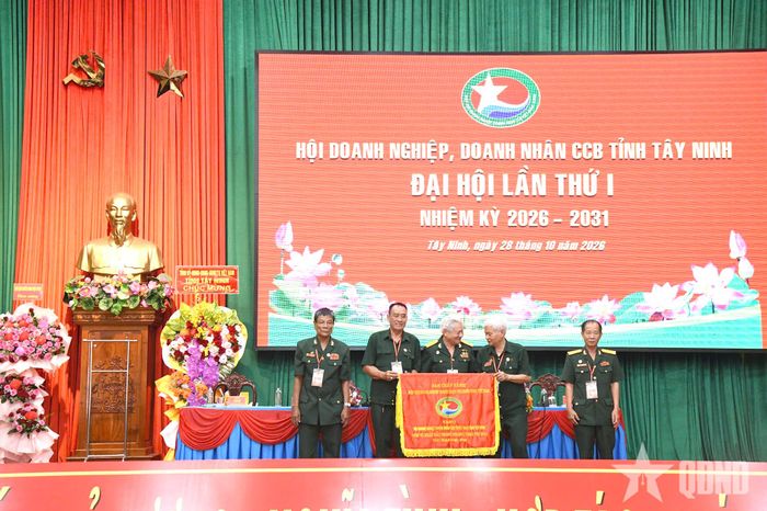 Hiệp hội Doanh nghiệp, doanh nhân cựu chiến binh Việt Nam trao cờ "Đơn vị xuất sắc trong phong trào thi đua giai đoạn 2023 - 2026" tặng Hội Doanh nghiệp, doanh nhân cựu chiến binh tỉnh Tây Ninh.