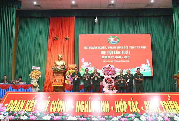 Thượng tướng Bế Xuân Trường tặng hoa chúc mừng đại hội.